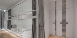 Matini Hostel grandstation客房内的一张或多张床位