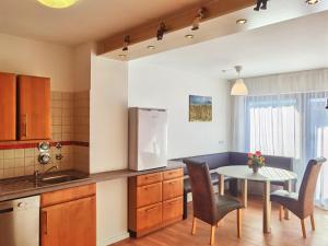 eine Küche und ein Esszimmer mit Tisch und Stühlen in der Unterkunft Haus Rist - holiday apartments ALLGÄU in Sonthofen
