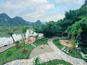 een luchtzicht op een park naast een rivier bij Trang An Legend in Ninh Binh