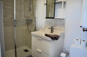 Kúpeľňa v ubytovaní Appartement au pied de la plage - Balcon - Parking + 21 fotografií