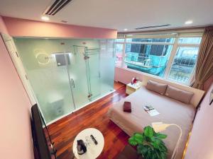 sala de estar con sofá y ducha acristalada en MAY - TRENDY SKY VIEW - Phone 09756-59323, en Hanói