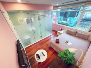 sala de estar con sofá y ducha acristalada en MAY - TRENDY SKY VIEW - Phone 09756-59323, en Hanói