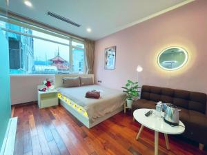 1 dormitorio con cama, sofá y mesa en MAY - TRENDY SKY VIEW - Phone 09756-59323, en Hanói