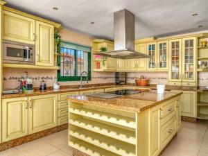 Majoituspaikan Marbella Villa Premium by Homing keittiö tai keittotila