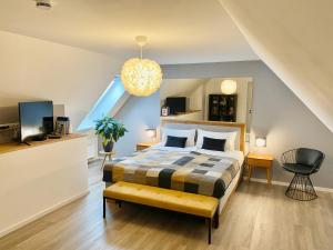 1 dormitorio con cama y lámpara de araña en Komfortable Designerwohnung - 3 Schlafzimmer, en Landshut