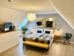 ランツフートにあるStylisches City-Apartment - ruhig & zentralのベッドとシャンデリアのある寝室