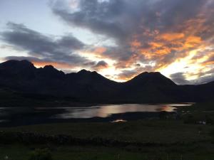 Ảnh trong thư viện ảnh của Skye Mountain Cottage- Spectacular views ở Torrin +9 ảnh