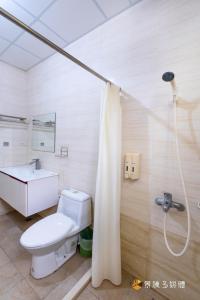 花蓮市にあるShi Mom B&Bのトイレ、シャワー、洗面台を備えたバスルーム
