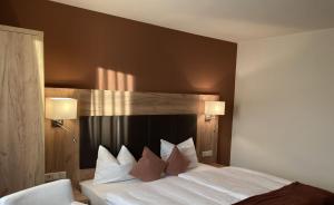 1 dormitorio con 1 cama con sábanas y almohadas blancas en Landgasthof Meja, en Radibor
