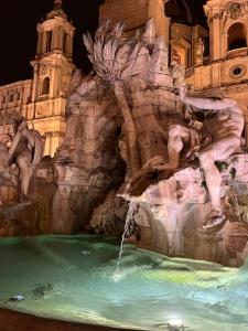 ローマにあるGuest House Biondiの夜間のテーマパーク内ウォータースライダー