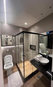 uma casa de banho com um WC e um lavatório em Hotel Malaga (Adult Only) no Rio de Janeiro