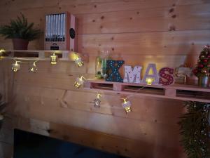 a wall with lights and amas sign on it at Chalet 1 chambre 2-4 personnes in Villainville