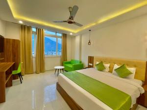 een slaapkamer met een groot bed en een bureau bij Wanna Stay Rishikesh in Rishīkesh