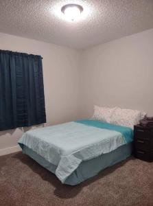 Tempat tidur dalam kamar di Serene 4 BR Home Near Weatherford-19 Minute Drive