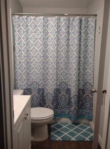 Bathroom sa Serene 4 BR Home Near Weatherford-19 Minute Drive