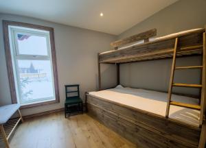 a bedroom with a bunk bed and a window at Huso Mountain Lodge - Hemsedal in Eikregardane