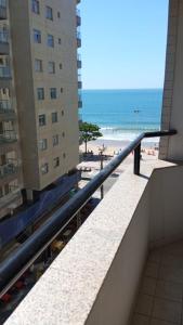 d'un balcon avec vue sur la plage et les bâtiments. dans l'établissement ferratti, à Guarapari