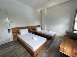 Postel nebo postele na pokoji v ubytování Blue Lagoon Inn & Suites