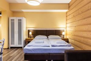 Posteľ alebo postele v izbe v ubytovaní udanypobyt Apartamenty Przy Dolinach A i B