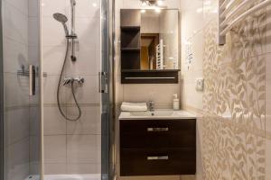 Kúpeľňa v ubytovaní udanypobyt Apartamenty Przy Dolinach A i B