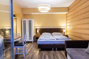 Posteľ alebo postele v izbe v ubytovaní udanypobyt Apartamenty Przy Dolinach A i B