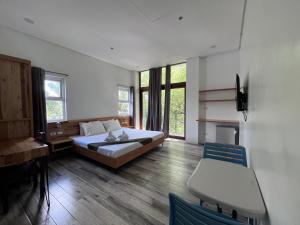 Postel nebo postele na pokoji v ubytování Blue Lagoon Inn & Suites