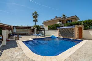 una piscina nel cortile di una casa di Playa de muro - 4579 Mallorca by 5StarsHome - heated saltwater swimming pool a Playa de Muro