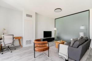 Μια τηλεόραση ή/και κέντρο ψυχαγωγίας στο Downtown 1br w pool gym close to testaurants ATX-234