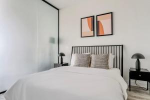Ένα ή περισσότερα κρεβάτια σε δωμάτιο στο Downtown 1br w pool gym close to testaurants ATX-234 +30 φωτογραφίες