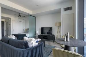 Et tv og/eller underholdning på Downtown 1br w pool business lounge nr dining ATX-232