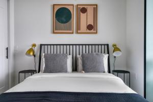 En eller flere senge i et værelse på Downtown 1br w pool business lounge nr dining ATX-232 + 31 billeder