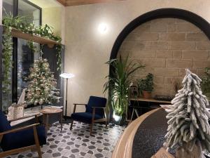 una sala de estar con un árbol de Navidad y una chimenea en Hotel 52 en Odesa