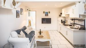 sala de estar con sofá y mesa en Smart Confort 14 - Appartement confort et stylé, en Troyes