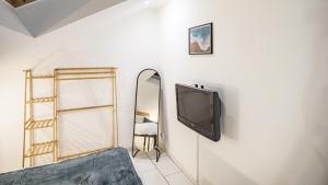 sala de estar con TV y espejo en Smart Confort 14 - Appartement confort et stylé, en Troyes