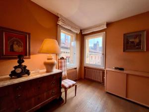 ボローニャにあるHouse of Angels - In the Heart of Bolognaのリビングルーム(ドレッサー、窓2つ付) +18枚の写真