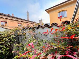 ボローニャにあるHouse of Angels - In the Heart of Bolognaの赤花の庭園
