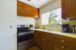 a kitchen with a black stove and a window at Palo Alto 1br w parking wd walk to parks SFO-1638 in Palo Alto