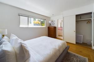 a bedroom with a large white bed and a window at Palo Alto 1br w parking wd walk to parks SFO-1638 in Palo Alto