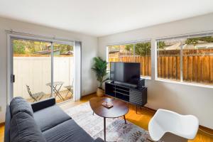 Μια τηλεόραση ή/και κέντρο ψυχαγωγίας στο Palo Alto 1br w patio close to shops Stanford SFO-1637