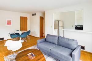 Χώρος καθιστικού στο Palo Alto 1br w patio close to shops Stanford SFO-1637