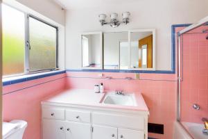 Ένα μπάνιο στο Palo Alto 1br w patio close to shops Stanford SFO-1637