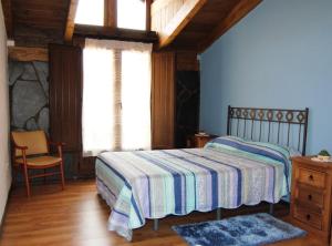 A bed or beds in a room at Casa Rural de Miguel