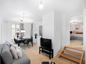 een woonkamer met een bank en een eetkamer bij Sanders Downtown Copenhagen in Kopenhagen