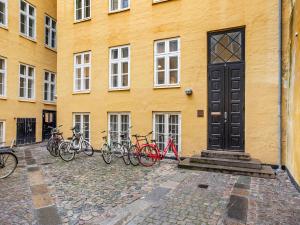 een groep fietsen geparkeerd voor een gebouw bij Sanders Downtown Copenhagen in Kopenhagen