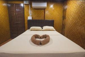 Postel nebo postele na pokoji v ubytování Seascape Floating Paradise