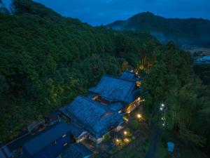 een uitzicht op een gebouw met blauwe daken bij 宿坊 大泰寺 Temple Hotel Daitai-ji in Shimosato