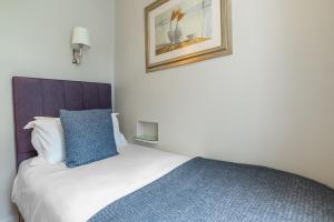 Postel nebo postele na pokoji v ubytování Harlingford Hotel