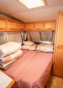 Ein Bett oder Betten in einem Zimmer der Unterkunft Maszoperia Sun4hel
