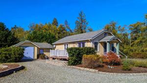 una casa con porche y garaje en SQ Chien-Noir, en Sequim