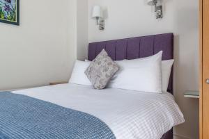 Postel nebo postele na pokoji v ubytování Harlingford Hotel